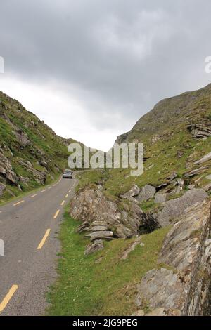 Schmale, kurvenreiche Straße auf Valentia Island, County Kerry, Irland Stockfoto