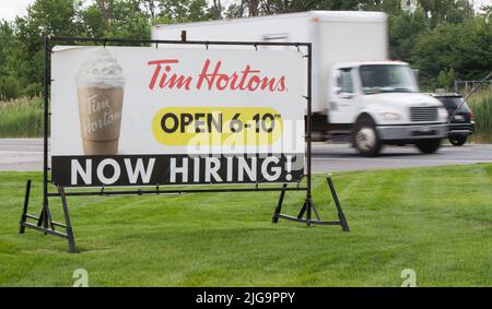 Toronto, Kanada. 8.. Juli 2022. Am 8. Juli 2022 wird am Straßenrand in Toronto, Kanada, eine Jobbörse gesehen. Kanadas Beschäftigung sank im Juni um 43.000 oder 0,2 Prozent, was den ersten Rückgang der Beschäftigung darstellt, der nicht mit einer Verschärfung der Einschränkungen der öffentlichen Gesundheit seit Beginn der COVID-19-Pandemie verbunden ist, teilte Statistics Canada am Freitag mit. Quelle: Zou Zheng/Xinhua/Alamy Live News Stockfoto