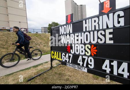 Toronto, Kanada. 8.. Juli 2022. Ein Mann fährt am 8. Juli 2022 mit dem Fahrrad an einer Jobbörse in Toronto, Kanada, vorbei. Kanadas Beschäftigung sank im Juni um 43.000 oder 0,2 Prozent, was den ersten Rückgang der Beschäftigung darstellt, der nicht mit einer Verschärfung der Einschränkungen der öffentlichen Gesundheit seit Beginn der COVID-19-Pandemie verbunden ist, teilte Statistics Canada am Freitag mit. Quelle: Zou Zheng/Xinhua/Alamy Live News Stockfoto