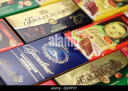 KHARKIV, UKRAINE - 27. JANUAR 2021: Eine Reihe von berühmten russischen Schokoladenprodukten - Babayevskiy Schokolade, Wdokhnovenie und Aljonka. Alte russische Traditionti Stockfoto