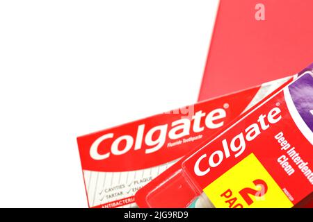 TERNOPIL, UKRAINE - 23. JUNI 2022: Colgate Zahnpasta und Zahnbürsten, eine Marke von Mundhygieneprodukten, die von amerikanischen Konsumgüterhersteller hergestellt werden Stockfoto