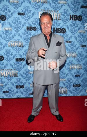 **DATEI FOTO** Tony Sirico ist verstorben. NEW YORK, NY - 05. SEPTEMBER: Tony Sirico nimmt am 5. September 2012 an der dritten Staffel von „Boardwalk Empire“ von HBO in New York Teil. © Diego Corredor/MediaPunch Inc Stockfoto