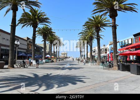 HERMOSA BEACH, KALIFORNIEN - 15. SEPTEMBER 2021: Der Pier Plaza, eine Fußgängerzone, die zum Pier führt. Stockfoto