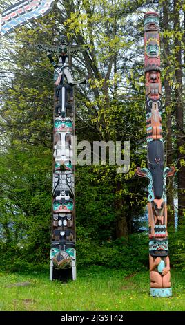 VANCOUVER, BRITISH COLUMBIA - 1. Mai 2022: Totempfähle sind Denkmäler, die von den First Nations des pazifischen Nordwestens geschaffen wurden, um eine zu repräsentieren und zu gedenken Stockfoto