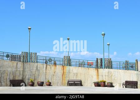 REDONDO BEACH, CALIFORNIA - 10 SEP 2021: Redondo Beach Pier Plaza und International Boardwalk. Stockfoto