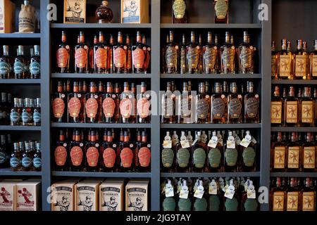 COOPERSTOWN, NEW YORK - 21. JUNI 2021: Wall of Baseballthemed Spirits in der Cooperstown Distillery, der einzigen Destillerie in Otsego County, in der Nähe der Nationa Stockfoto
