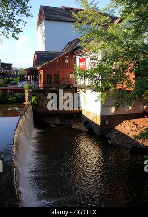 Bucks County Playhouse, kleiner Teich mit Wasserfall im Vordergrund, New Hope, PA, USA Stockfoto