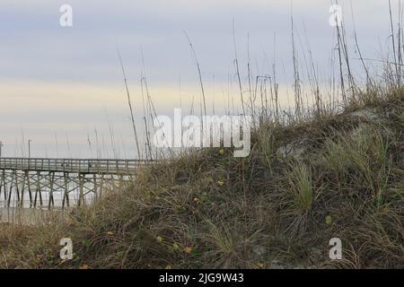 Stürmischer Tag am Johnnie Mercer's Pier, Wilmington, NC, USA Stockfoto