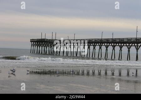 Stürmischer Tag am Johnnie Mercer's Pier, Wilmington, NC, USA Stockfoto