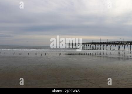 Stürmischer Tag am Johnnie Mercer's Pier, Wilmington, NC, USA Stockfoto