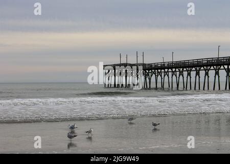 Stürmischer Tag am Johnnie Mercer's Pier, Wilmington, NC, USA Stockfoto