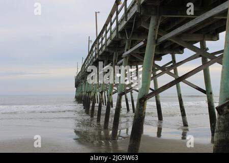 Stürmischer Tag am Johnnie Mercer's Pier, Wilmington, NC, USA Stockfoto