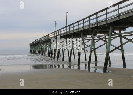 Stürmischer Tag am Johnnie Mercer's Pier, Wilmington, NC, USA Stockfoto