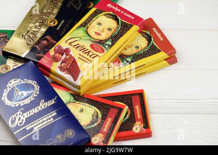 KHARKIV, UKRAINE - 27. JANUAR 2021: Eine Reihe von berühmten russischen Schokoladenprodukten - Babayevskiy Schokolade, Wdokhnovenie und Aljonka. Alte russische Traditionti Stockfoto