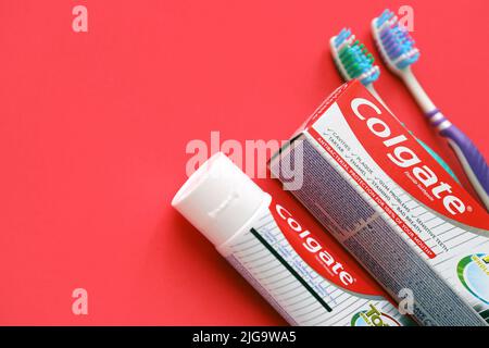 TERNOPIL, UKRAINE - 23. JUNI 2022: Colgate Zahnpasta und Zahnbürsten, eine Marke von Mundhygieneprodukten, die von amerikanischen Konsumgüterhersteller hergestellt werden Stockfoto