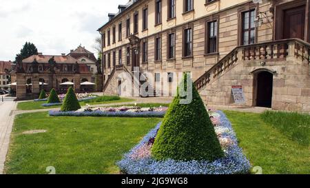 Fürstliches Stadtpalais, Stadtschloss, erbaut im 18.. Jahrhundert, gepflegtes Blumenbeet und immergrüne Bäume im Vorhof, Fulda, Deutschland Stockfoto