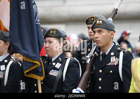 Marschkapelle des Marine Corps bei der Macy's Thanksgiving Day Parade, NYC, USA Stockfoto