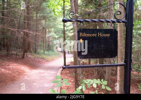 Schild auf einem Pfad, der auf das Biltmore House auf dem Biltmore Estate in Asheville, North Carolina, USA zeigt; Herrenhaus, Museum, Touristenattraktion. Stockfoto