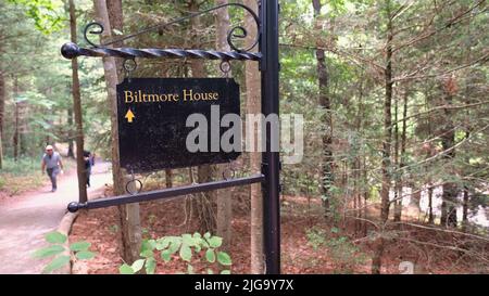 Schild auf einem Pfad, der auf das Biltmore House auf dem Biltmore Estate in Asheville, North Carolina, USA zeigt; Herrenhaus, Museum, Touristenattraktion. Stockfoto