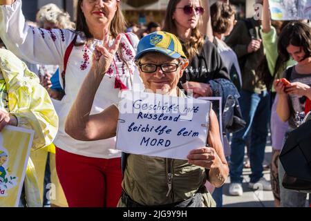 München, Bayern, Deutschland. 8.. Juli 2022. Jetzt, im fünften Monat nach der vollständigen Invasion der Ukraine, ukrainischer Flüchtlinge und Einwanderer in München, demonstrierte Deutschland für entschlossenes Handeln der deutschen Politik bei der Unterstützung der territorialen Verteidigung der Ukraine. Die Demonstranten warnten davor, dass ihr Land die eventuelle Invasion des restlichen Europas mit Moldawien, Rumänien, dem Baltikum und Polen in der unmittelbaren Gefahr abwehren wird, während Sicherheitsexperten die Fronten in der Arktis und auf dem Balkan so weit wie möglich sehen. Kredit: ZUMA Press, Inc./Alamy Live Nachrichten Stockfoto