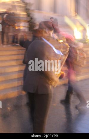 Saxophonspieler auf den Stufen des Met, NYC, USA Stockfoto