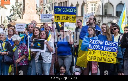 München, Bayern, Deutschland. 8.. Juli 2022. Jetzt, im fünften Monat nach der vollständigen Invasion der Ukraine, ukrainischer Flüchtlinge und Einwanderer in München, demonstrierte Deutschland für entschlossenes Handeln der deutschen Politik bei der Unterstützung der territorialen Verteidigung der Ukraine. Die Demonstranten warnten davor, dass ihr Land die eventuelle Invasion des restlichen Europas mit Moldawien, Rumänien, dem Baltikum und Polen in der unmittelbaren Gefahr abwehren wird, während Sicherheitsexperten die Fronten in der Arktis und auf dem Balkan so weit wie möglich sehen. Kredit: ZUMA Press, Inc./Alamy Live Nachrichten Stockfoto