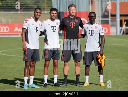 München, Deutschland. 8.. Juli 2022. Julian Nagelsmann (2. R), Cheftrainer des FC Bayern München, posiert nach einem Vorsaison-Training auf dem Trainingsgelände des FC Bayern München in der Saebener Straße in München am 8. Juli 2022 für ein Gruppenfoto mit den Neusignierungen Sadio Mane (1. R), Noussair Mazraoui (3. R) und Ryan Gravenberch. Quelle: Philippe Ruiz/Xinhua/Alamy Live News Stockfoto