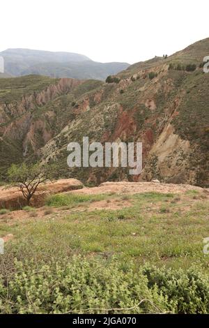 Farbenfrohe Gesteinsformation in Almocita, Spanien Stockfoto