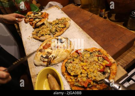 Hausgemachte Pizza in Holzfeuer in offener Bauweise. Alle Zutaten. Teig Stockfoto