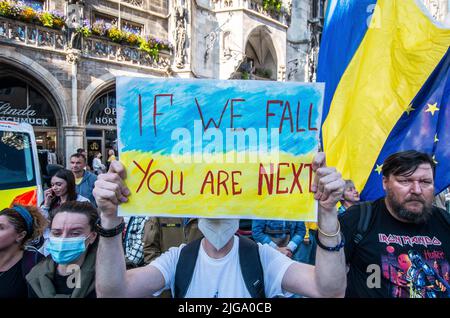 München, Bayern, Deutschland. 8.. Juli 2022. Jetzt, im fünften Monat nach der vollständigen Invasion der Ukraine, ukrainischer Flüchtlinge und Einwanderer in München, demonstrierte Deutschland für entschlossenes Handeln der deutschen Politik bei der Unterstützung der territorialen Verteidigung der Ukraine. Die Demonstranten warnten davor, dass ihr Land die eventuelle Invasion des restlichen Europas mit Moldawien, Rumänien, dem Baltikum und Polen in der unmittelbaren Gefahr abwehren wird, während Sicherheitsexperten die Fronten in der Arktis und auf dem Balkan so weit wie möglich sehen. Kredit: ZUMA Press, Inc./Alamy Live Nachrichten Stockfoto