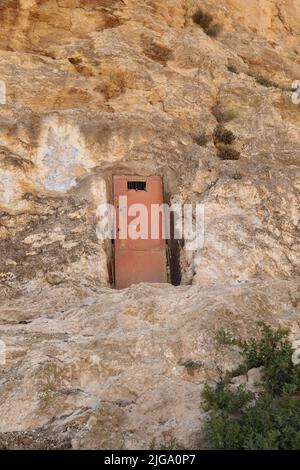 Tür Eingang der natürlichen Höhlen in der Klippe großen Felsen in Almeria Stockfoto