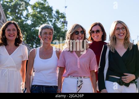 Madrid, Spanien. 08.. Juli 2022. Yolanda Diaz erreicht das kulturelle Zentrum von Matadero in Madrid. Der stellvertretende spanische Premierminister und Minister für Arbeit und Sozialwirtschaft Yolanda Diaz stellt SUMAR vor, eine Wahlplattform für die nächsten spanischen Parlamentswahlen. Rund 5000 Personen nahmen an der Präsentation im Kulturzentrum Matadero in Madrid Teil. Kredit: SOPA Images Limited/Alamy Live Nachrichten Stockfoto