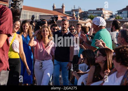 Madrid, Spanien. 08.. Juli 2022. Yolanda Diaz erreicht das kulturelle Zentrum von Matadero in Madrid. Der stellvertretende spanische Premierminister und Minister für Arbeit und Sozialwirtschaft Yolanda Diaz stellt SUMAR vor, eine Wahlplattform für die nächsten spanischen Parlamentswahlen. Rund 5000 Personen nahmen an der Präsentation im Kulturzentrum Matadero in Madrid Teil. Kredit: SOPA Images Limited/Alamy Live Nachrichten Stockfoto