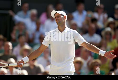 London, Großbritannien. 8.. Juli 2022. Novak Djokovic aus Serbien reagiert während des Halbfinalmatches der Männer gegen Cameron Norrie aus Großbritannien bei der Wimbledon Tennis Championship in London, Großbritannien, am 8. Juli 2022. Kredit: Li Ying/Xinhua/Alamy Live Nachrichten Stockfoto