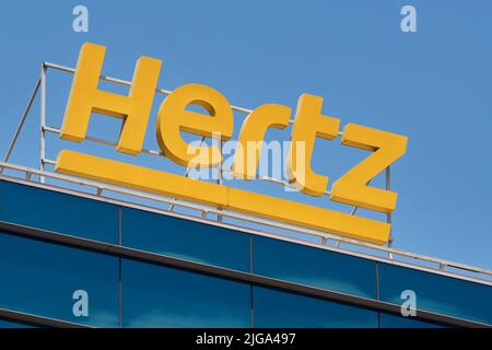 Bukarest, Rumänien - 05. Juli 2022: Das Logo der amerikanischen Autovermietung Hertz ist auf einem Gebäude zu sehen. Dieses Bild ist nur für redaktionelle Zwecke bestimmt. Stockfoto