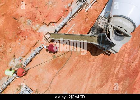 Luftaufnahme mit Betonsäulen, die in ein neues Gebäude gegossen wurden Stockfoto