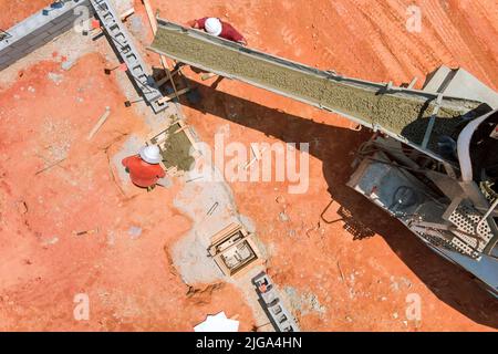 Das Gießen von Betonsäulen auf einer Baustelle, eine Luftaufnahme Stockfoto