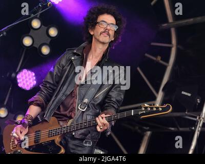 Great Tew, Großbritannien. 08.. Juli 2022. Bassgitarrist Frances Gilles Poullain-Patterson alias Frankie Poullain mit der britischen Glam-Prog-Rock-Band The Darkness spielt live auf der Bühne des Cornbury Festivals. Kredit: SOPA Images Limited/Alamy Live Nachrichten Stockfoto