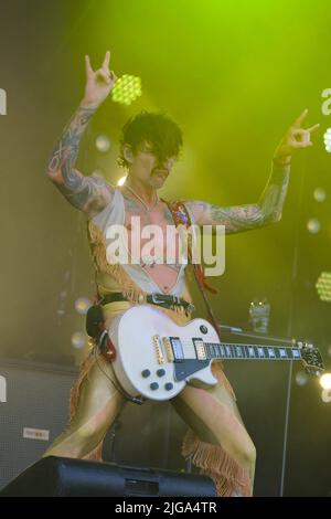 Great Tew, Großbritannien. 08.. Juli 2022. Sänger und Gitarrist Justin Hawkins mit der britischen Glam-Prog-Rock-Band, The Darkness tritt beim Cornbury Festival live auf. Kredit: SOPA Images Limited/Alamy Live Nachrichten Stockfoto