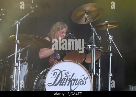 Great Tew, Großbritannien. 08.. Juli 2022. Drummer Rufus Tiger Taylor mit der britischen Glam-Prog-Rock-Band The Darkness spielt live auf der Bühne des Cornbury Festivals. Kredit: SOPA Images Limited/Alamy Live Nachrichten Stockfoto