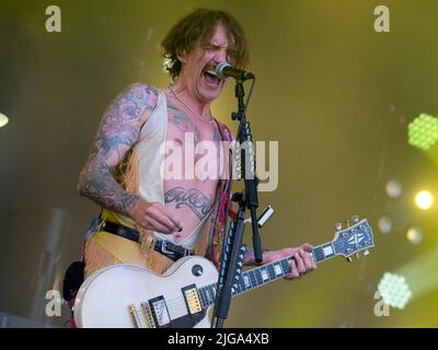 Great Tew, Großbritannien. 08.. Juli 2022. Sänger und Gitarrist Justin Hawkins mit der britischen Glam-Prog-Rock-Band, The Darkness tritt beim Cornbury Festival live auf. (Foto von Dawn Fletcher-Park/SOPA Images/Sipa USA) Quelle: SIPA USA/Alamy Live News Stockfoto