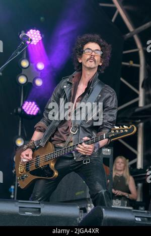 Great Tew, Großbritannien. 08.. Juli 2022. Bassgitarrist Frances Gilles Poullain-Patterson alias Frankie Poullain mit der britischen Glam-Prog-Rock-Band The Darkness spielt live auf der Bühne des Cornbury Festivals. (Foto von Dawn Fletcher-Park/SOPA Images/Sipa USA) Quelle: SIPA USA/Alamy Live News Stockfoto