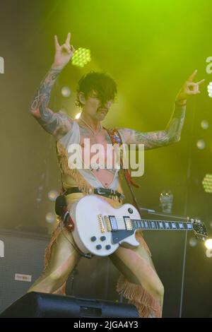 Great Tew, Großbritannien. 08.. Juli 2022. Sänger und Gitarrist Justin Hawkins mit der britischen Glam-Prog-Rock-Band, The Darkness tritt beim Cornbury Festival live auf. (Foto von Dawn Fletcher-Park/SOPA Images/Sipa USA) Quelle: SIPA USA/Alamy Live News Stockfoto
