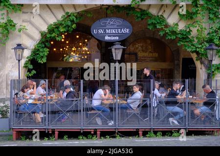 Prag, Tschechische Republik. 8.. Juli 2022. Die Menschen speisen in einem Restaurant in Prag, der Hauptstadt der Tschechischen Republik, am 8. Juli 2022. Die Tschechische Republik hat in den letzten 24 Stunden 1.549 COVID-19-Fälle registriert, die höchste Tageszahl seit Anfang Mai, wie Daten des Gesundheitsministeriums des Landes am Freitag zeigten. Quelle: Deng Yaomin/Xinhua/Alamy Live News Stockfoto