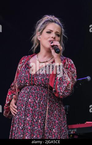 Great Tew, Großbritannien. 08.. Juli 2022. Die britische Country-Folk-Musik-Sängerin und Songwriterin Crissie Rhodes spielt live mit dem Musikduo The Shires beim Cornbury Festival. (Foto von Dawn Fletcher-Park/SOPA Images/Sipa USA) Quelle: SIPA USA/Alamy Live News Stockfoto