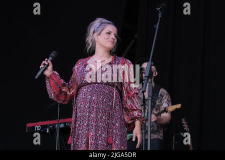 Great Tew, Großbritannien. 08.. Juli 2022. Die britische Country-Folk-Musik-Sängerin und Songwriterin Crissie Rhodes spielt live mit dem Musikduo The Shires beim Cornbury Festival. (Foto von Dawn Fletcher-Park/SOPA Images/Sipa USA) Quelle: SIPA USA/Alamy Live News Stockfoto