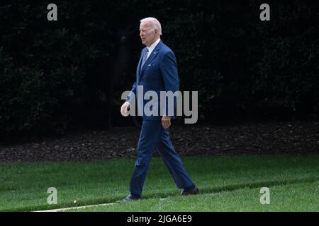 Washington, Vereinigte Staaten. 08.. Juli 2022. Der Präsident der Vereinigten Staaten, Joe Biden, verlässt das Weiße Haus in Washington, DC, und begibt sich auf einen Wochenendausflug nach Rehoboth Beach; 8. Juli 2022. Quelle: Chris Kleponis/Pool via CNP/dpa/Alamy Live News Stockfoto