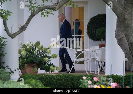 Washington, Vereinigte Staaten. 08.. Juli 2022. Der Präsident der Vereinigten Staaten, Joe Biden, verlässt das Weiße Haus in Washington, DC, und begibt sich auf einen Wochenendausflug nach Rehoboth Beach; 8. Juli 2022. Quelle: Chris Kleponis/Pool via CNP/dpa/Alamy Live News Stockfoto