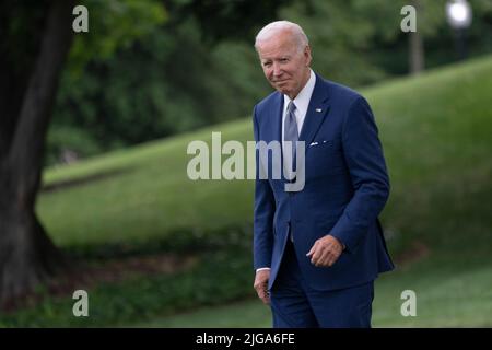 Washington, Vereinigte Staaten. 08.. Juli 2022. Der Präsident der Vereinigten Staaten, Joe Biden, verlässt das Weiße Haus in Washington, DC, und begibt sich auf einen Wochenendausflug nach Rehoboth Beach; 8. Juli 2022. Quelle: Chris Kleponis/Pool via CNP/dpa/Alamy Live News Stockfoto