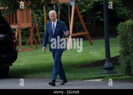 Washington, Vereinigte Staaten. 08.. Juli 2022. Der Präsident der Vereinigten Staaten, Joe Biden, verlässt das Weiße Haus in Washington, DC, und begibt sich auf einen Wochenendausflug nach Rehoboth Beach; 8. Juli 2022. Quelle: Chris Kleponis/Pool via CNP/dpa/Alamy Live News Stockfoto